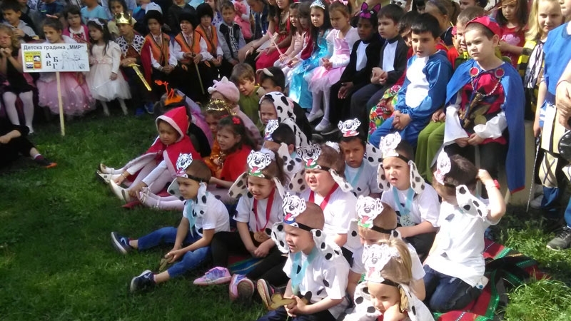 Моравата пред градското читалище в Мездра се оказа тясна за