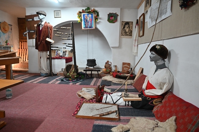 Възстановка на килийно и взаимно училище наречена Знанието вечният пламък