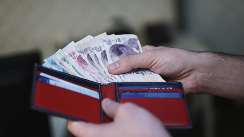 Турската лира отслабна днес на фона на нарастващи опасения на