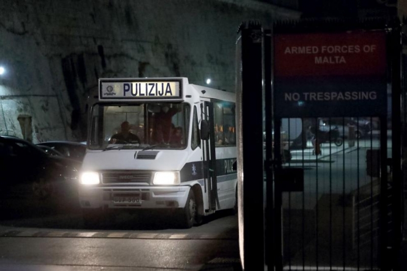 Разбунтували се мигранти в Малта подпалиха най малко пет служебни автомобила