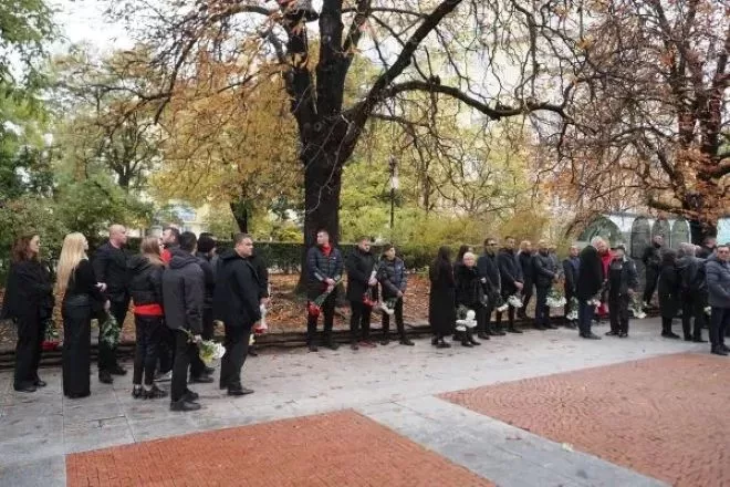 Семейство, приятели, спортисти и общественици изпращат Слави Бинев в последния му път /снимки/