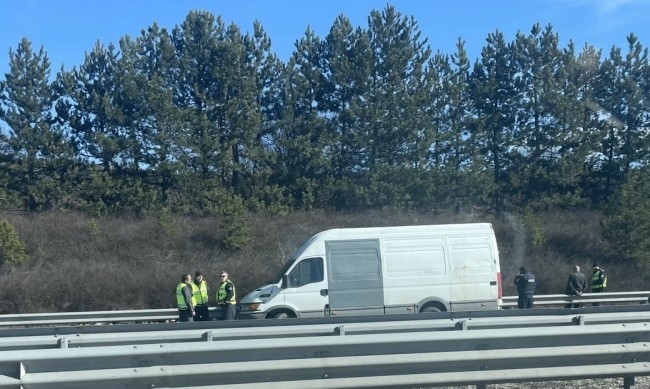 Трети бус с мигранти на АМ Тракия задържа полицията в