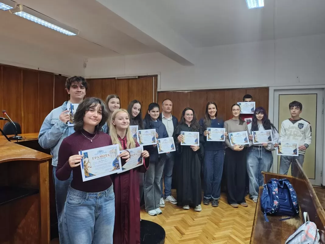 Десетокласници от Монтана влязоха в ролята на съдии, прокурори и адвокати /снимки/