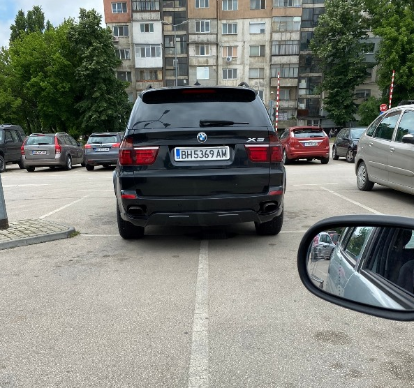 Видинчани се чудят и се маят кой спря БМВ Х5