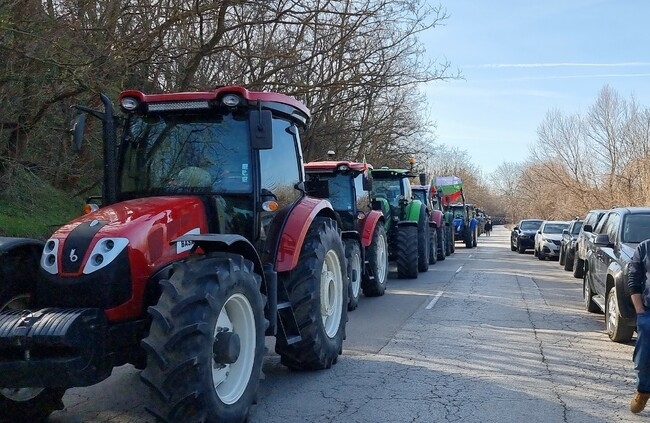 Продължават протестите на врачанските земеделци които за втори ден блокират