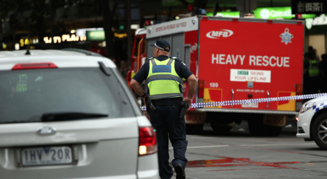 Един охранител е убит и трима души са ранени в