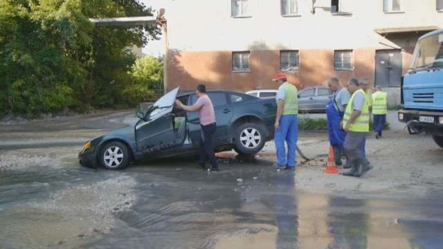 Кола пропадна в дупка отворила се след авария на водопровод