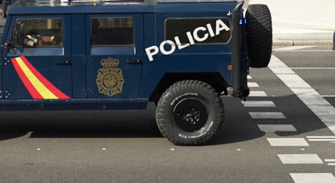 Испанската полиция обяви, че 10 служители на реда и един