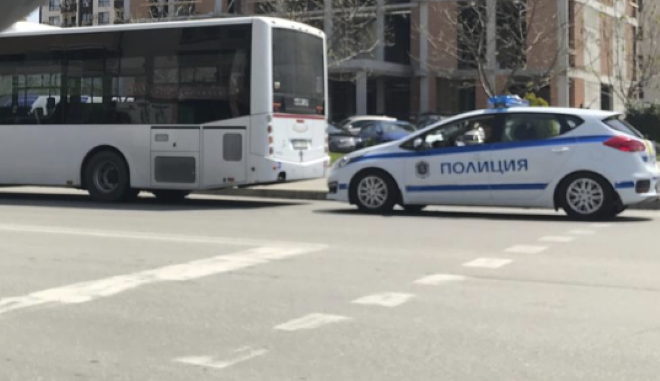 Мъж без книжка се блъсна в автобус във Врачанско след