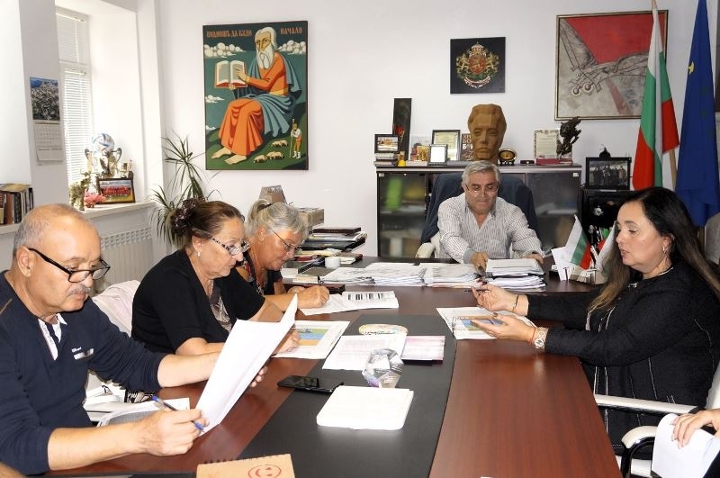 Упълномощени представители на парламентарно представените партии и коалиции от партии