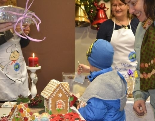 Благотворителен кулинарен базар събра много хора във фоайето на читалището