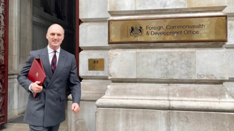 Министърът на въоръжените сили на Великобритания Лео Дохърти пристига на