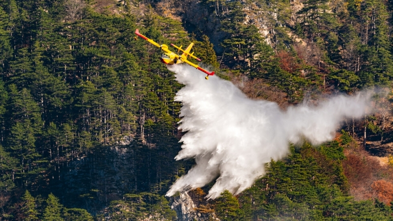 Самолет за борба с пожарите погрешка е излял тонове вода