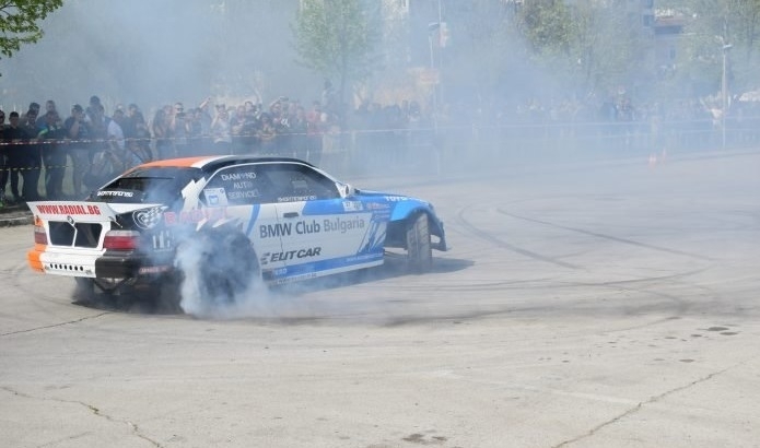 Атрактивно въртене на гуми много дрифт мощни БМВ та и хилядите