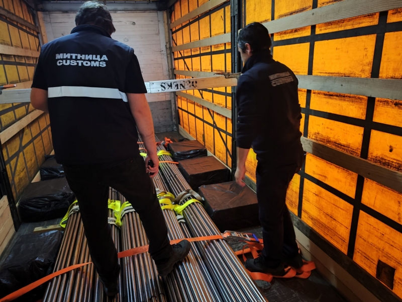 Митнически служители низзеха голямо количество цигари при две проверки на