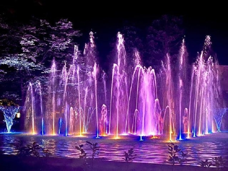 Всеки петък и събота на единствената потопена във водата сцена