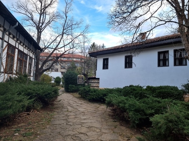 В две от къщите в Етнографско възрожденския комплекс Св Софроний Врачански