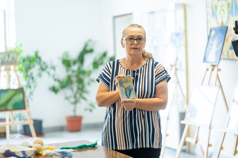 По покана на Градската художествена галерия Таня Митева подреди в