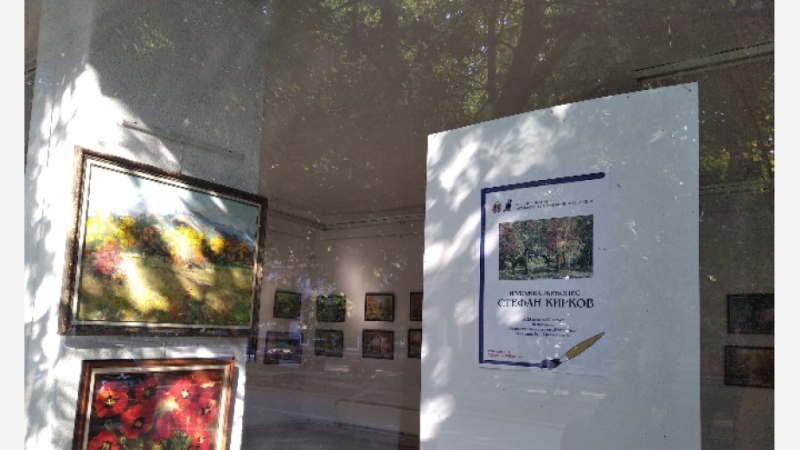 Изложба с пейзажи на Стефан Кирков е подредена в зала
