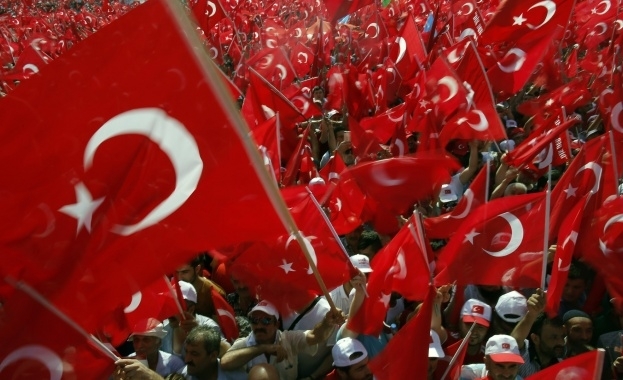 Турските власти възстановяват на работа 1823 държавни служители след като