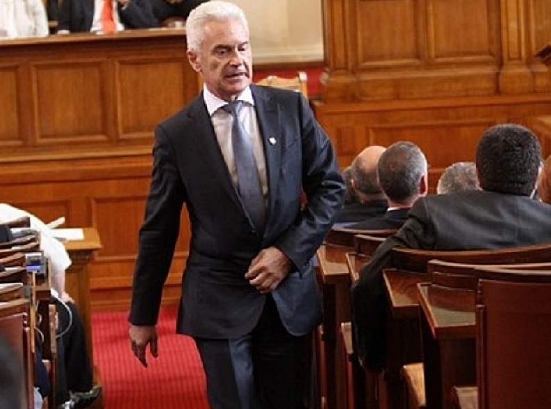 Трите поискани и подадени оставки на министрите Валентин Радев Николай