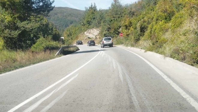 Обновяването на маркировката по второкласния републикански път II 81 през прохода