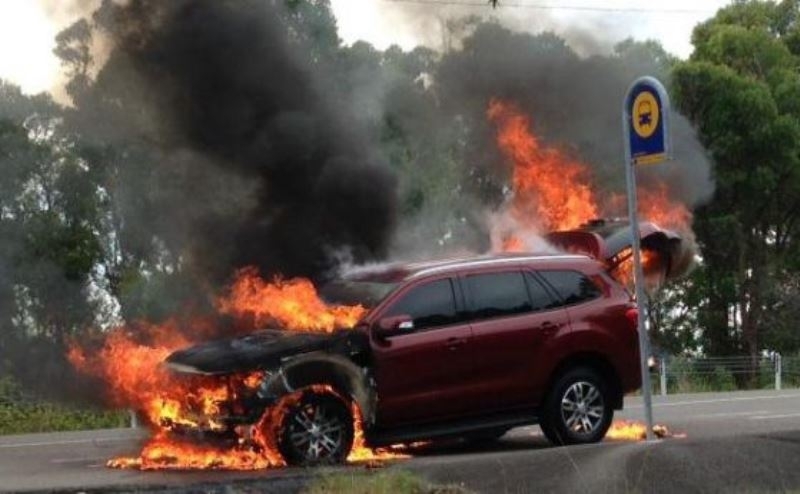 Кола с автомобилна газова уредба се е запалила в града