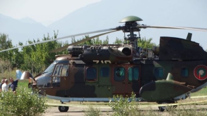 Екипаж на вертолет Кугар транспортира тежко пострадал мъж в района