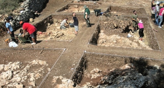 Археолози откриха древна керамична плоча гравирана с 13 стиха от