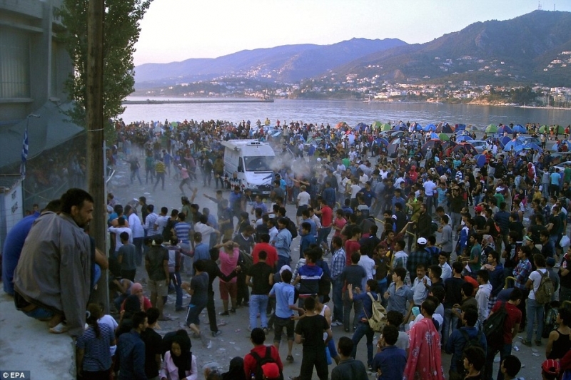 В резултат на сблъсъци между мигранти на гръцкия остров Лесбос