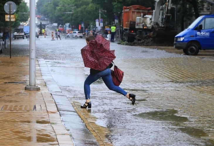 През нощта над по голямата част от страната облачността намаля до предимно