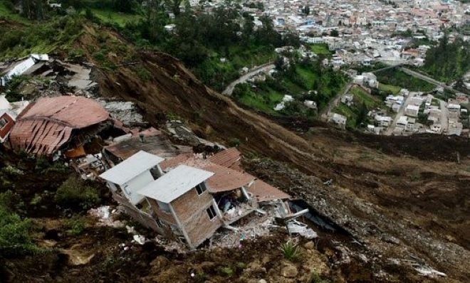 Най малко 27 души са загинали при свлачище в град Алауси