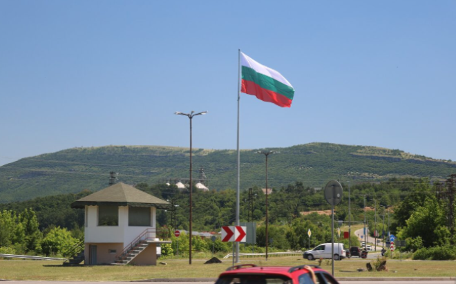 Преди дни поставиха 15 метровият пилон с националния флаг на източния