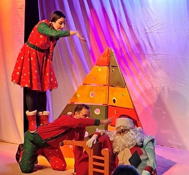 Кукленият спектакъл Коледна неразбория зарадва децата и техните родители в