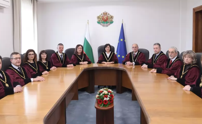 Конституционният съд на практика поряза президента Румен Радев за референдума