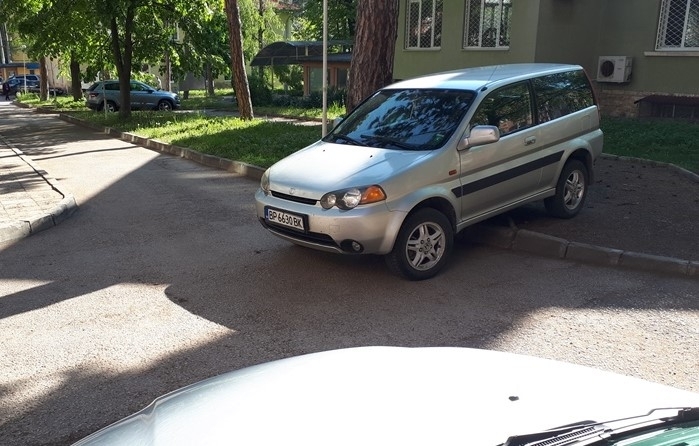 Безумното паркиране отдавна е част от всекидневната гледка във Враца