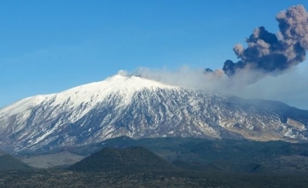 Етна един от най активните вулкани в Европа изригна и изхвърли