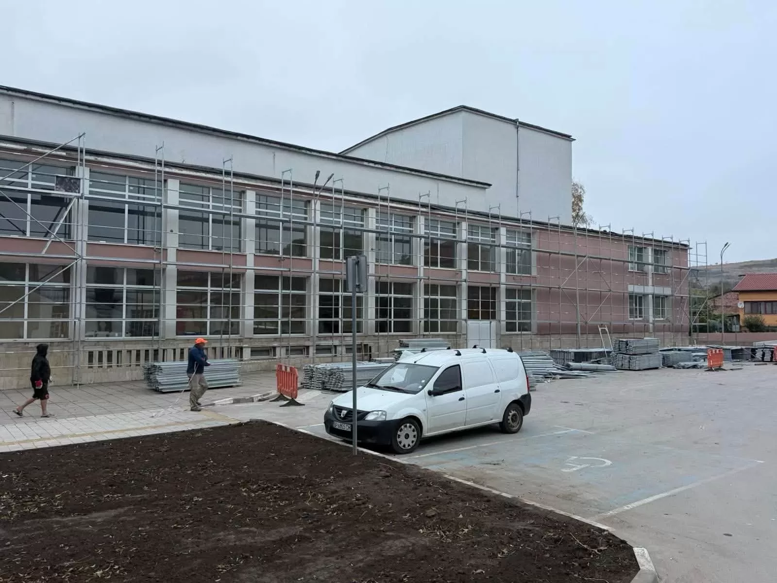 Удължават срока на временното ограничение за ползване на паркинга до Община Мизия /снимки/