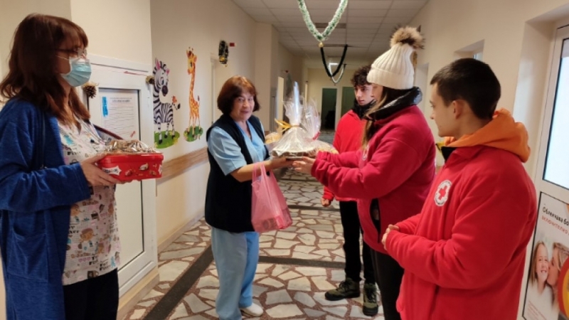 Доброволците от Български младежки червен кръст във Враца проведоха коледна