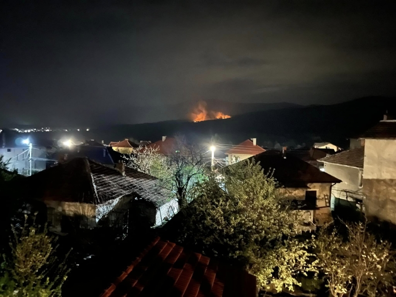 24 часа след избухването на големия пожар над Берковица той