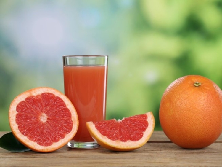 Благодарение на уникалния състав на флавоноидите сокът от грейпфрут има положителен ефект