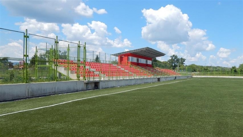 Силен вятър отлепи част от покривното покритие на трибуните на