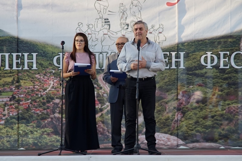 С празничен концерт на площад България Мездра отбеляза 70 години