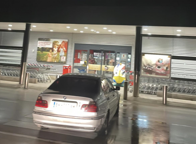 Шофьорка на БМВ шашна граждани с неграмотно паркиране във Видин