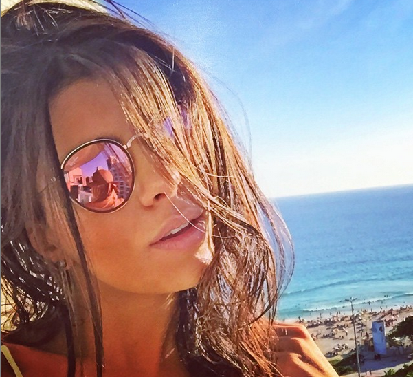 Бразилският футболист Луис Адриано който заряза жена си Камила и