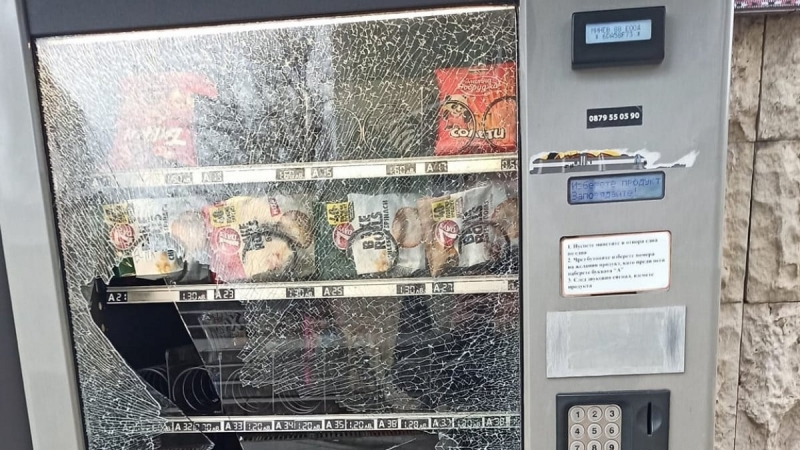 Заловиха младеж повредил и обрал вендинг машини във Врачанско съобщиха