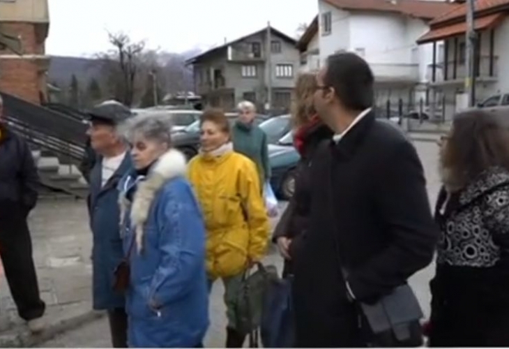 Жители на град Берковица се събраха пред дома на 90 годишната