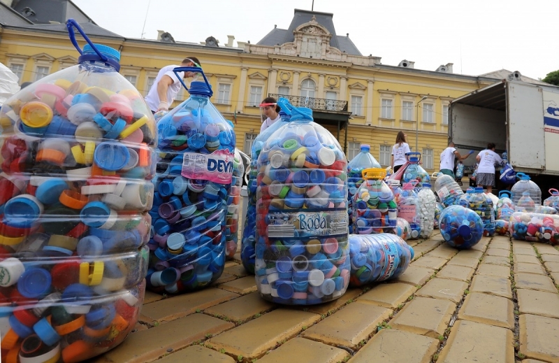 Над 300 хил тона рециклирана пластмаса чисто нови кувьози за