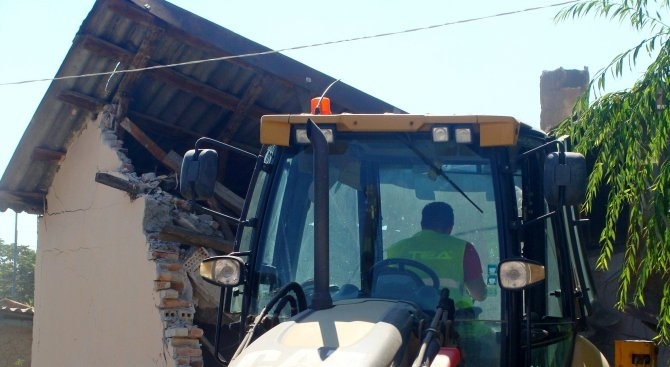 30 павилиона построени незаконно бяха съборени на ул Крайна Батак