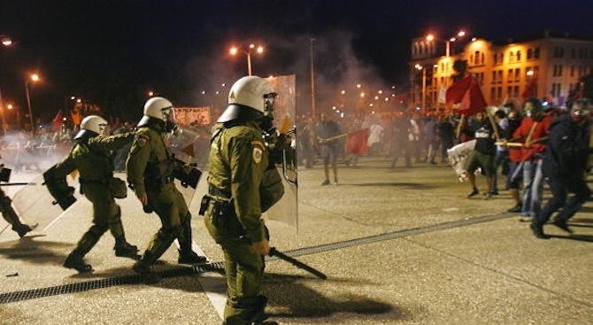 Син на гръцки полицай е един от двамата задържани фенове